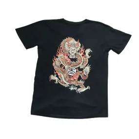 STUSSY FIRE DRAGON BLACK TEE  (M)